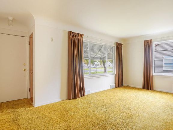 4th image of 3370 N Michigan Ave