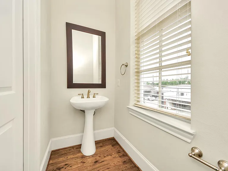 210 E 28th St — Photo 20