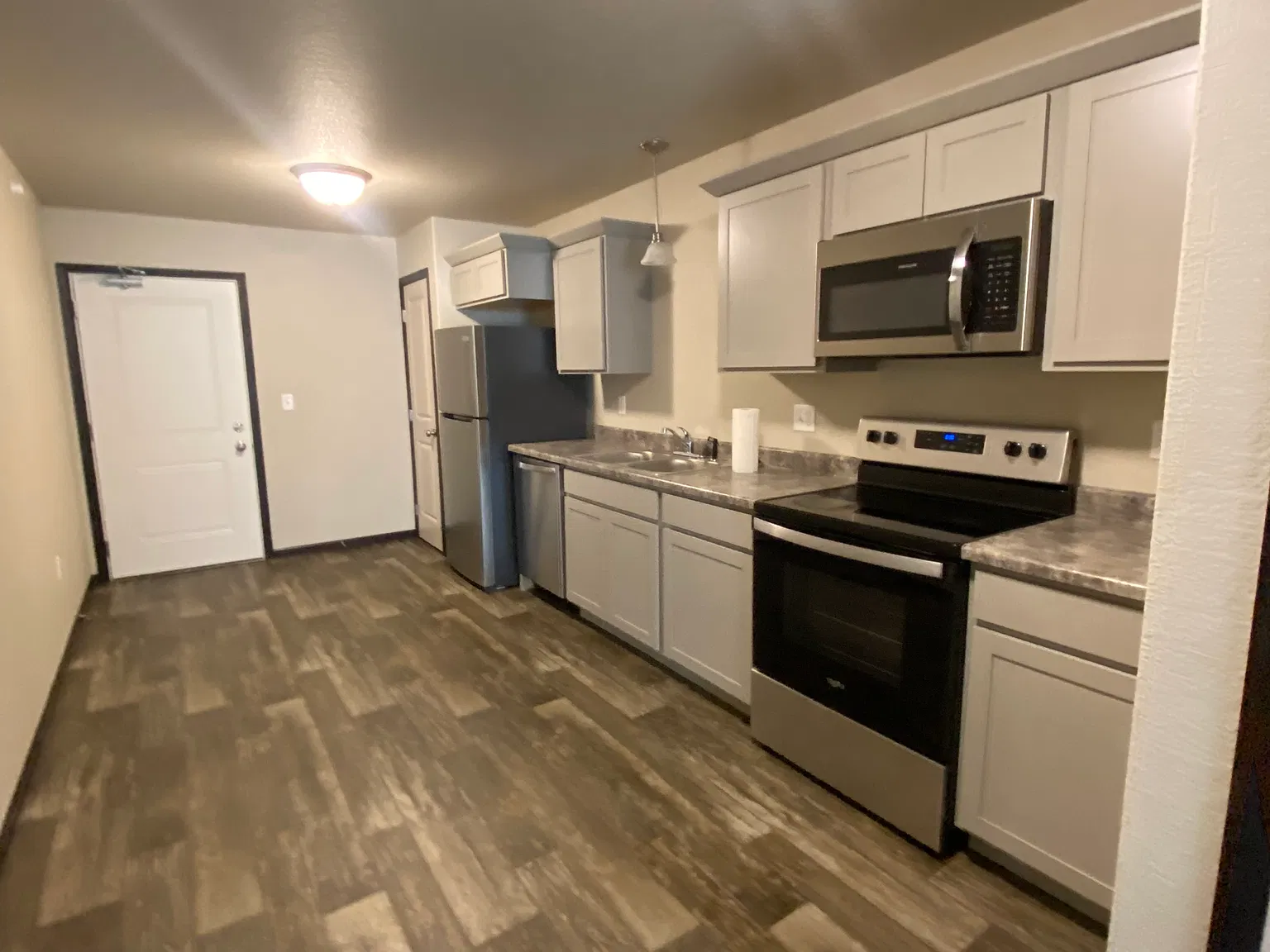 Studio, 545 sqft, $975 — Photo 2