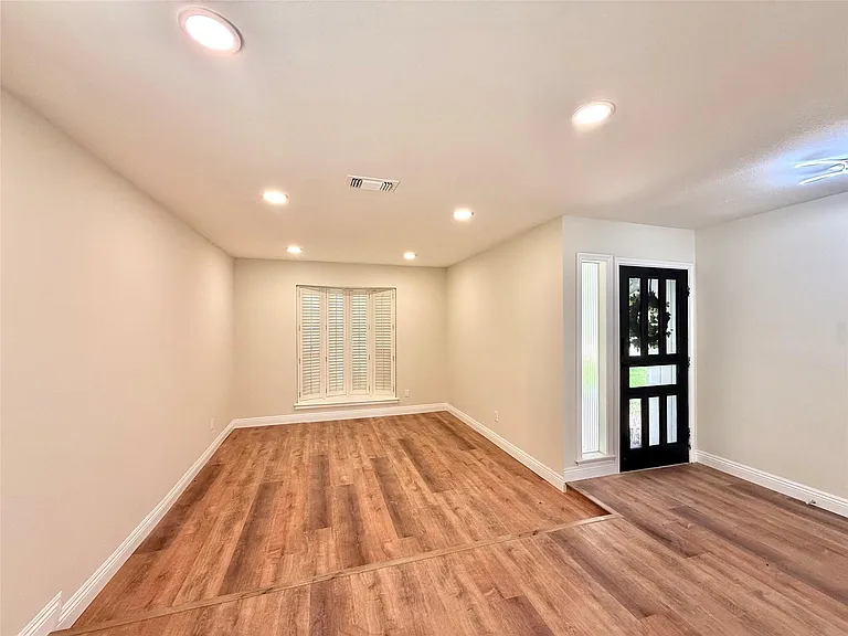 8911 Hendon Ln — Photo 4