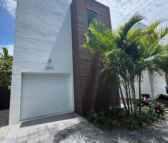 2947 SW 27th Ter — Photo 1