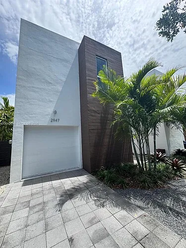 2947 SW 27th Ter Photo 1
