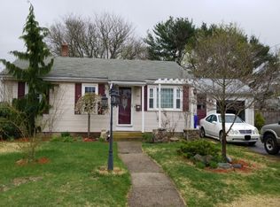 34 Brentwood Dr, Rumford, RI 02916