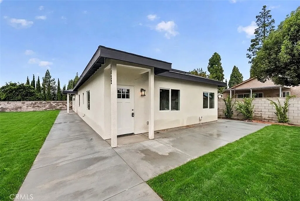 3 bed, 3.0 bath, 1000 sqft, $3,050 — Photo 2