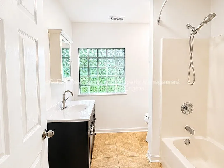 8400 Greenwood Rd — Photo 8