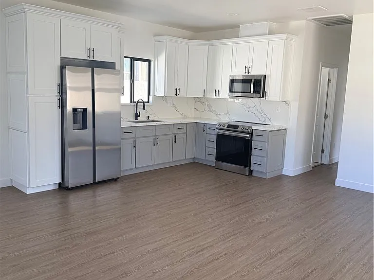1664 Glen Ave — Photo 11