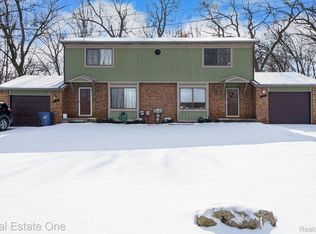 229 Summit Rdg, White Lake, MI 48386