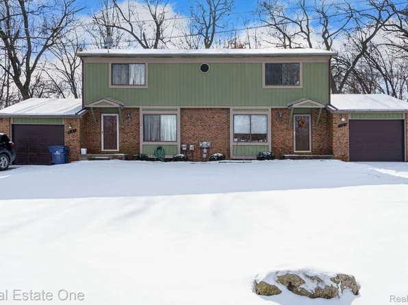 229 Summit Rdg, White Lake, MI 48386