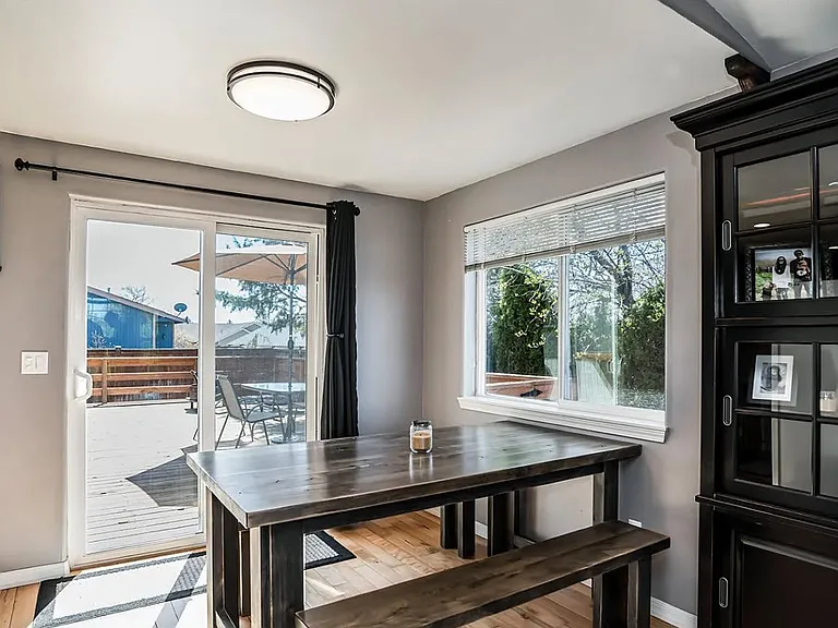 Dining room (staged)