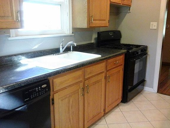 4th image of 901 N Busey Ave