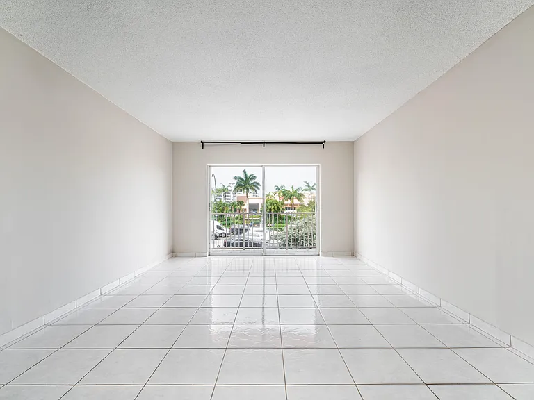 2200 E Hallandale Beach Blvd #202 — Photo 24