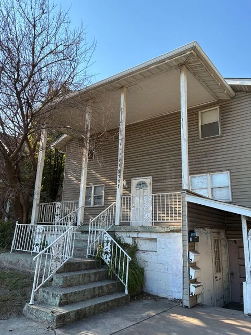 2111 Lincoln — Photo 1