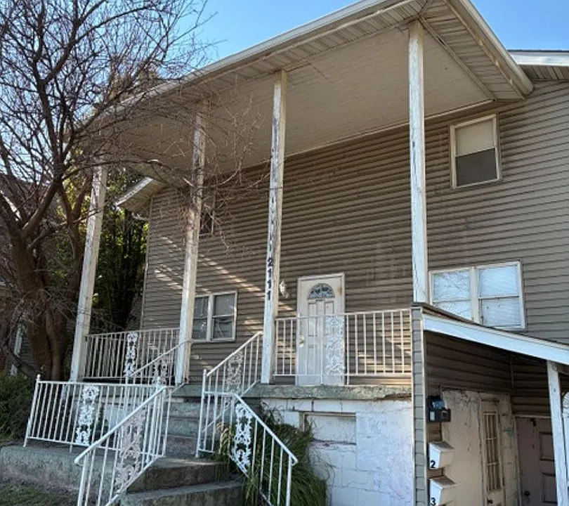 2111 Lincoln Ave