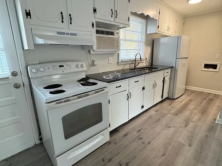 301 McLeod St — Photo 4