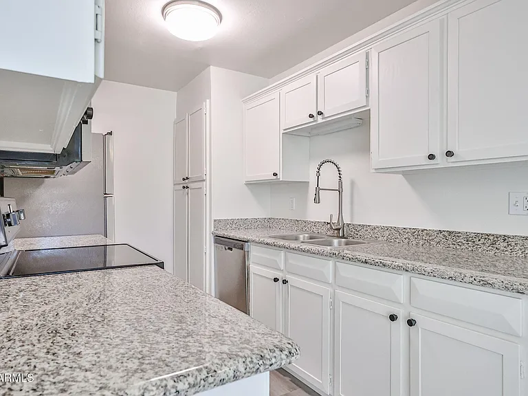 6024 W Golden Ln — Photo 3