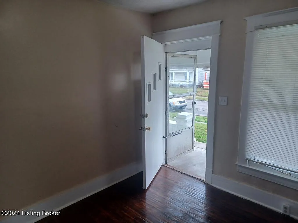 3 bed, 1.0 bath, 900 sqft, $1,100 — Photo 2