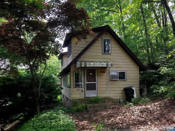 17 Glendale Rd W, Hewitt, NJ 07421