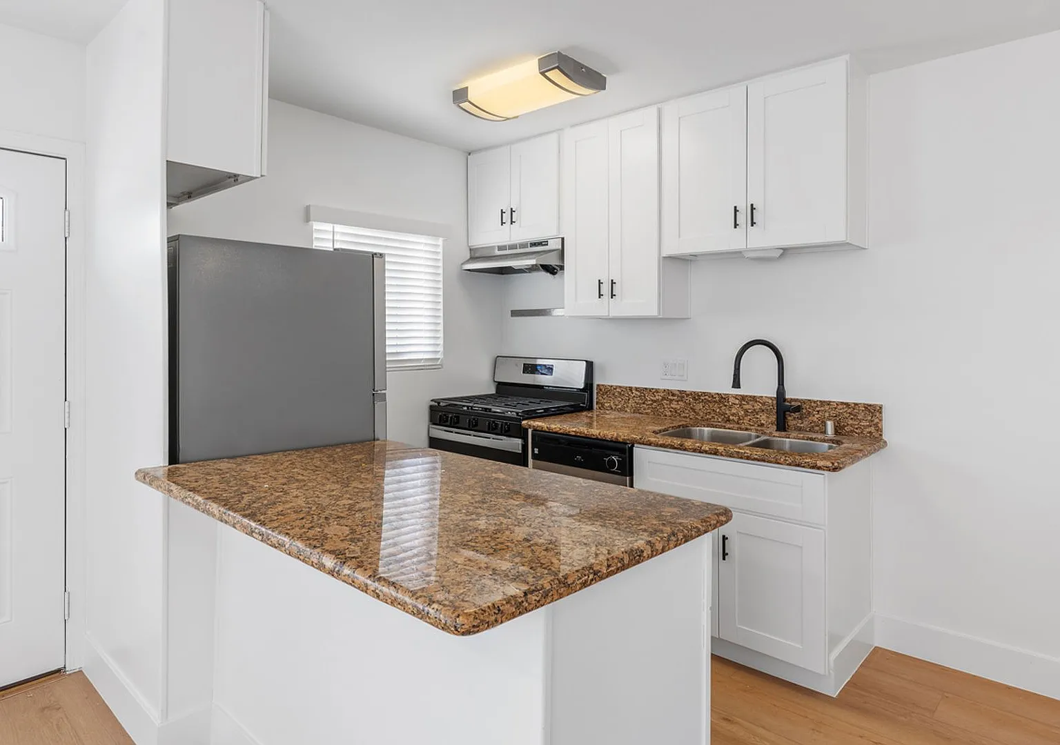 1413 Hemlock — Photo 1