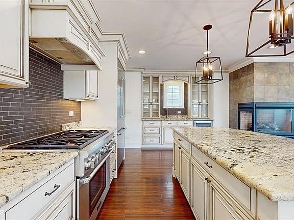 Kitchen - Custom Amish cabinets, roll out drawers, granite countertops, tile backsplash, Thermador appliances