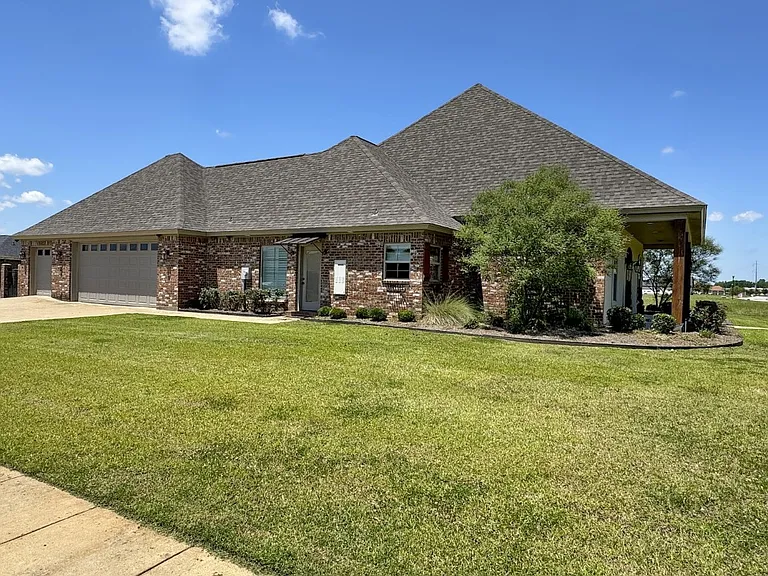 210 Bayou Trace Dr — Photo 2