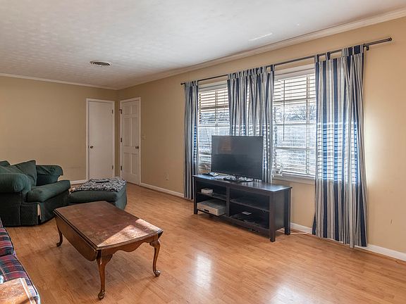 3rd image of 708 Persimmon Dr