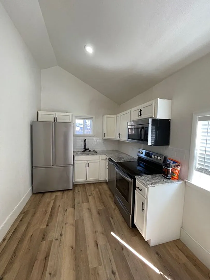 2107 Morrow — Photo 3