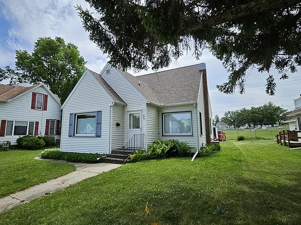 809 E Main St, Decorah, IA 52101