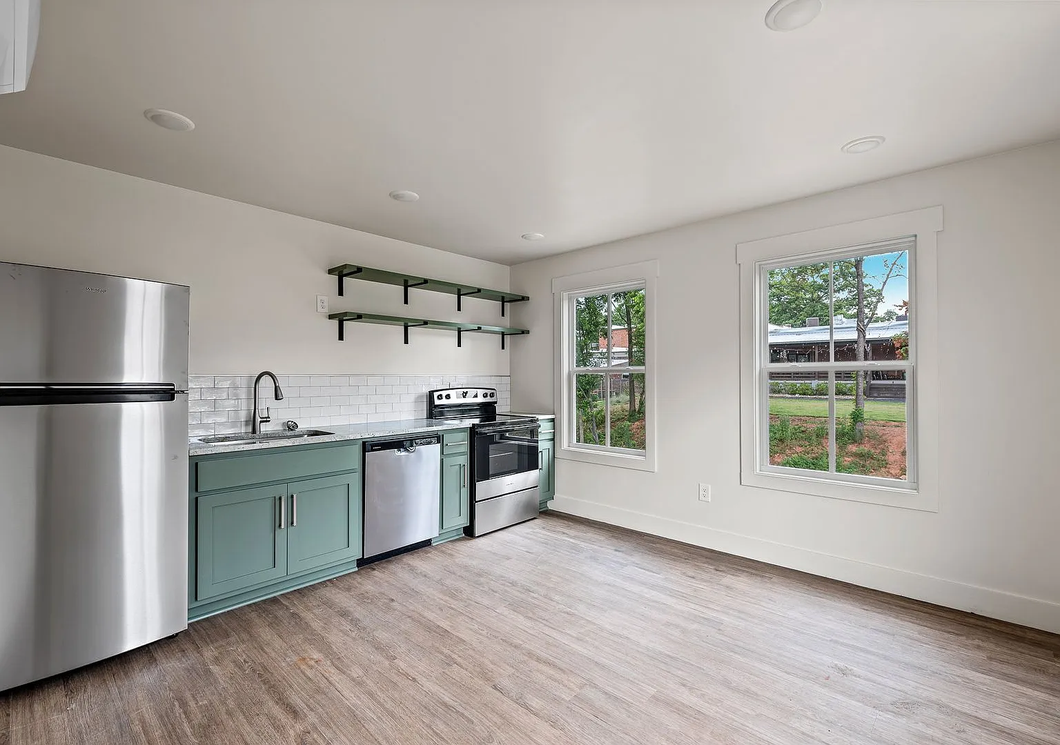 Adorable 1 bedroom 1 bathroom cottage style home with garage. Must see! — Photo 2