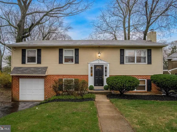 8 Robin Ln, Lafayette Hill, PA 19444