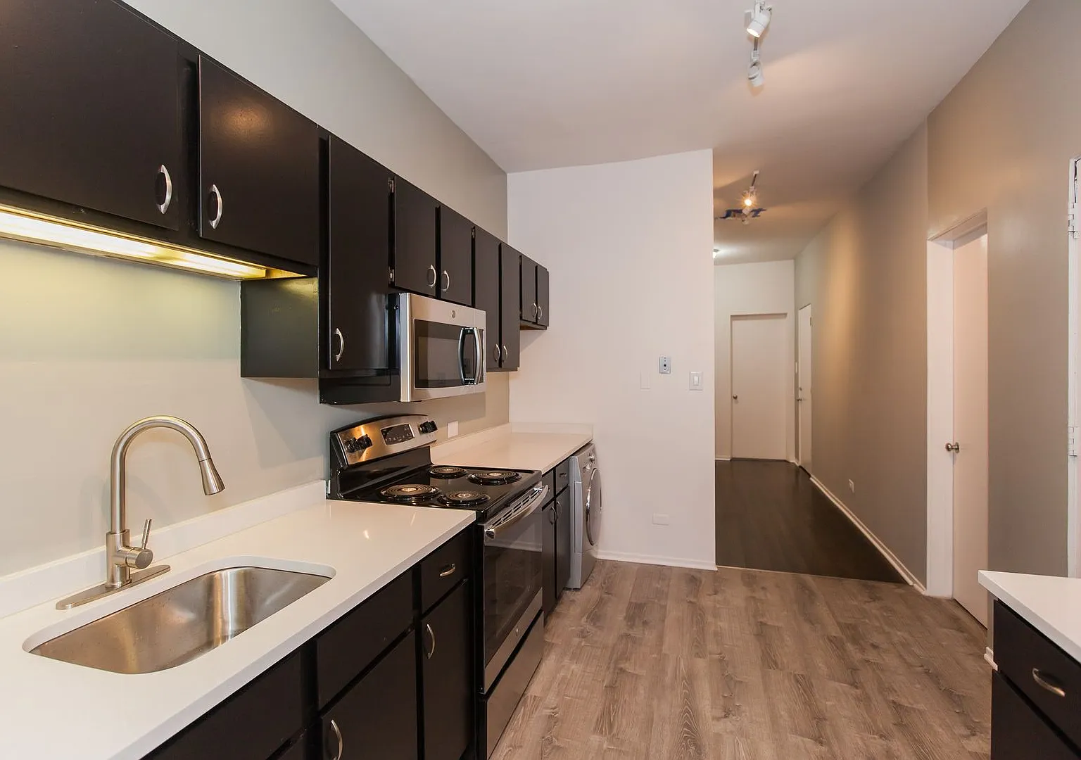 2 bed, 1100 sqft, $2,900 — Photo 2