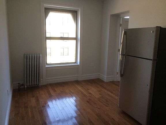 2nd image of 200 Wadsworth Ave APT 62