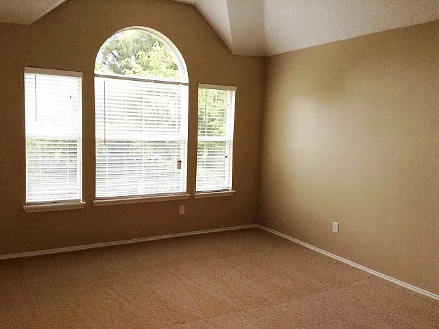 1360 Calvert Dr — Photo 12