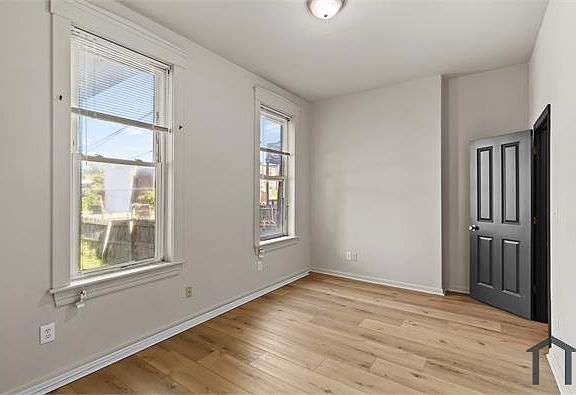 2nd image of 2317 Indiana Ave #1F