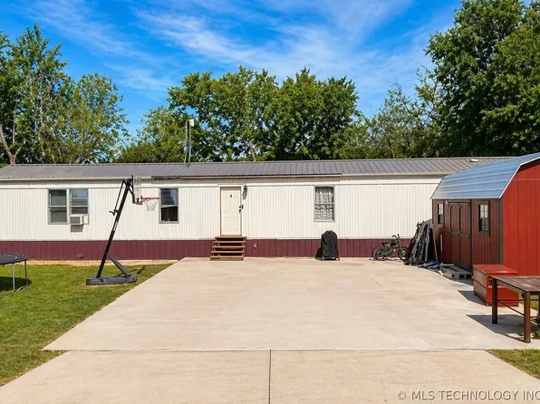 13445 New Lake Rd, Henryetta, OK 74437