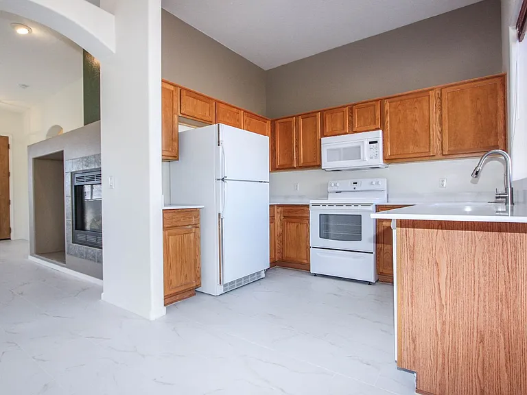 6910 E Yellowglen Dr — Photo 4