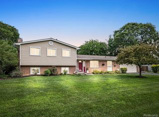 7365 Brookridge Dr, West Bloomfield, MI 48322