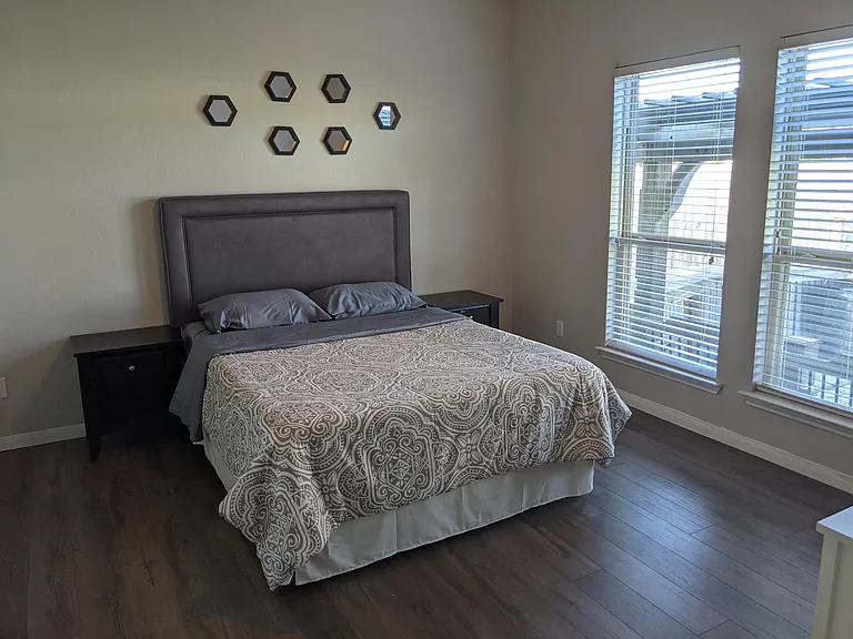 5715 Markham Dr — Photo 7