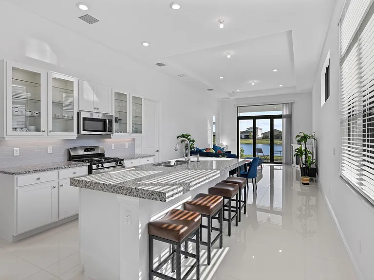4823 Saint Armands Way — Photo 10
