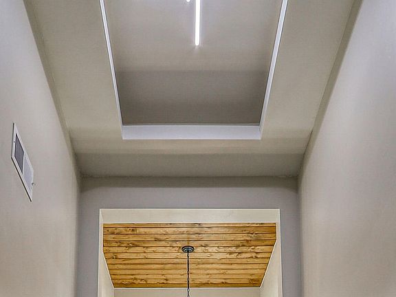 3rd image of 2901 E Springs Rd