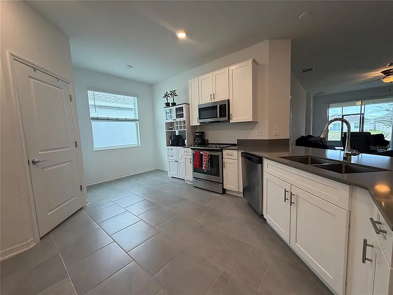 652 Grove St — Photo 15