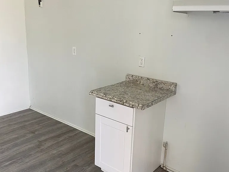 5015 Bain St — Photo 2