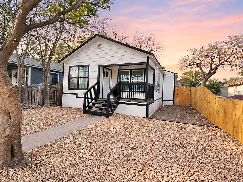 215 E Lubbock St