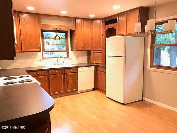 5th image of 1423 Oakwood Dr