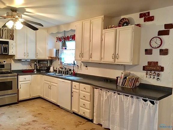 3rd image of 1042 Conneaut Ave