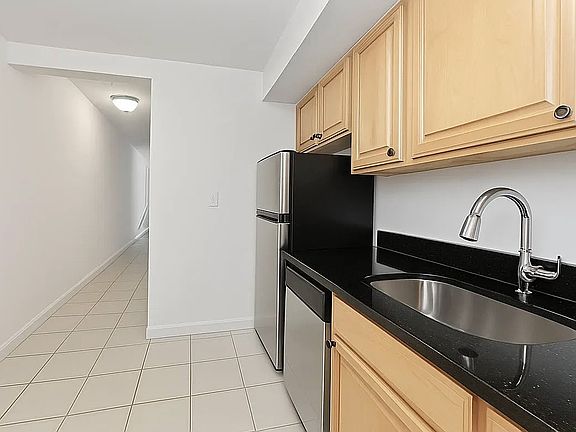 5th image of 322 E 39th St