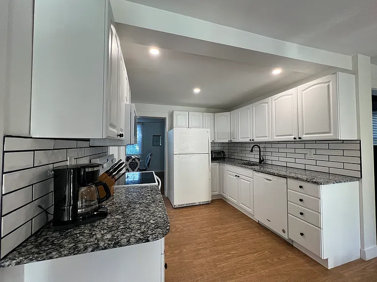 629 E Main Rd — Photo 7