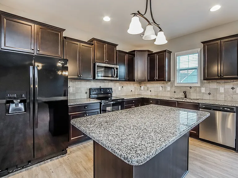 105 Sloan Dr — Photo 8