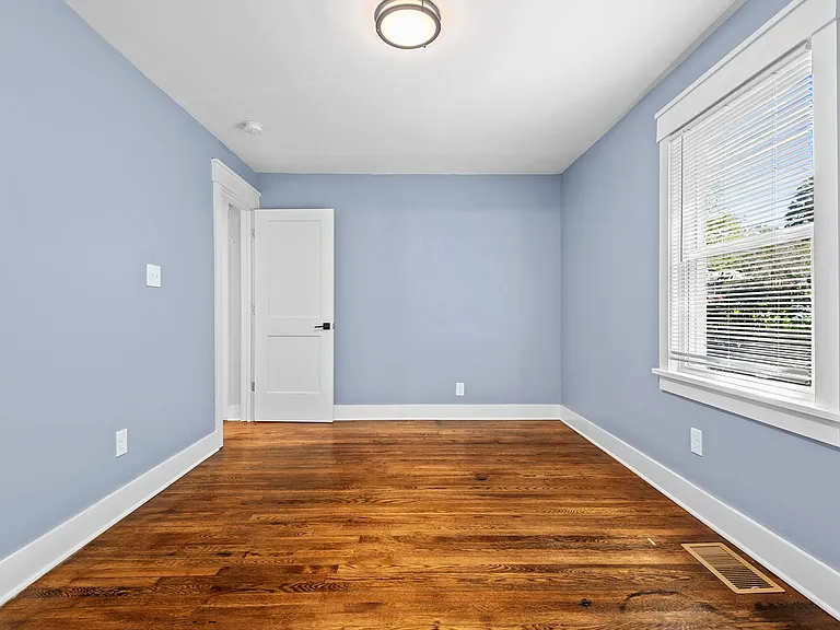 2104 Nelson St — Photo 12