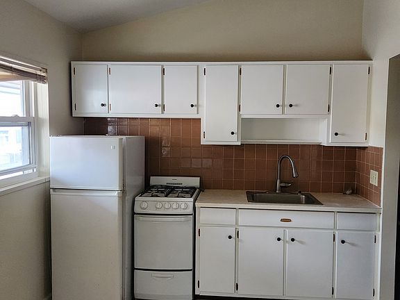 4th image of 796 W Market St APT B