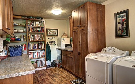 3rd image of 6709 Brown Ln